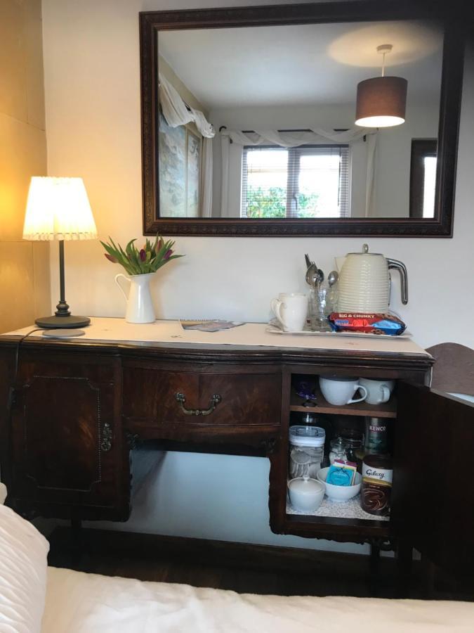 Cute Self-Contained Guest Room With Ensuite And Private Decked Porch In Glastonbury Exterior photo